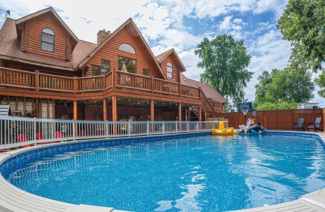 Wonder Bear Lodge | 7 Bedrms, King beds | Hot Tub | 2 game rooms |