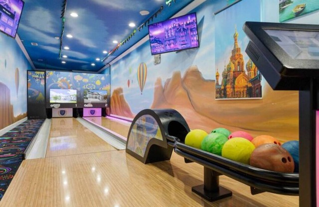 Wonder Bowling Villa, sleeps 40, 10 MINS FROM DISNEY!