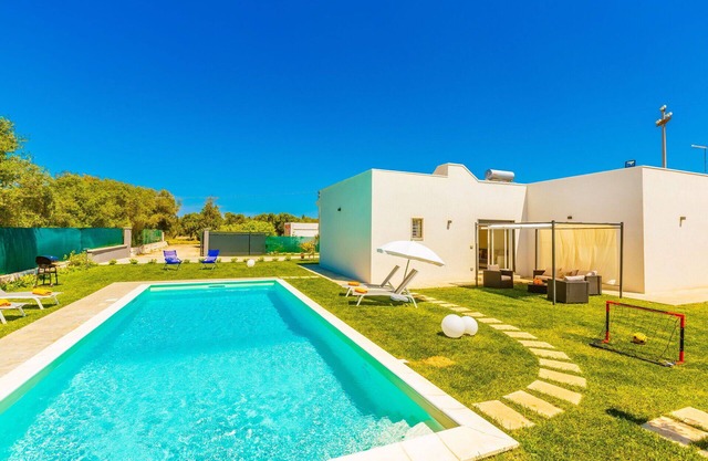 Wonderful private villa with WIFI, pool, A/C, TV, veranda and pets allowed, close to Ostuni