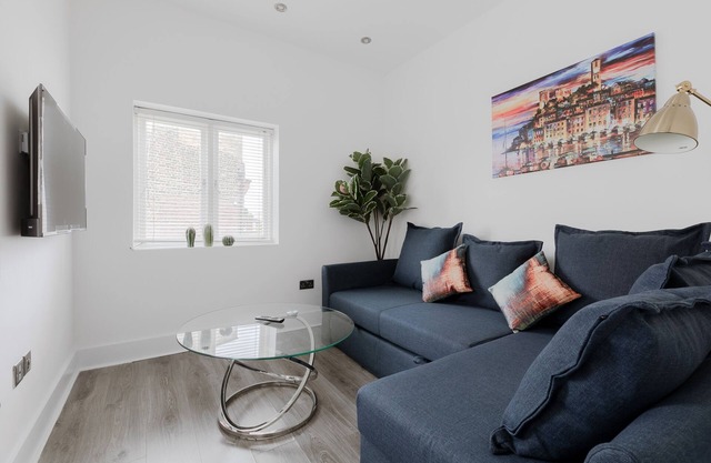 Wonderful 2 Bedrooms one Bathroom near Portobello