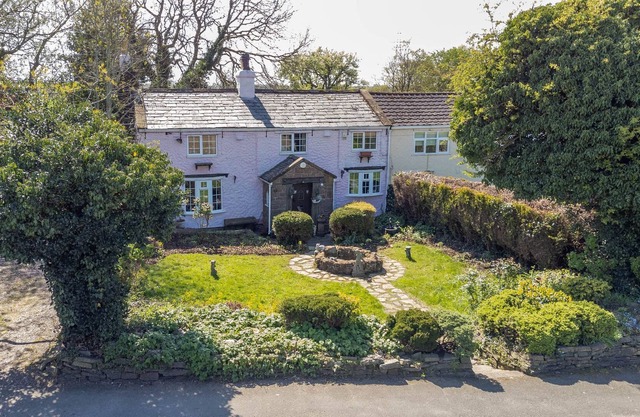 Wonderful Chocolate Box Period Cottage