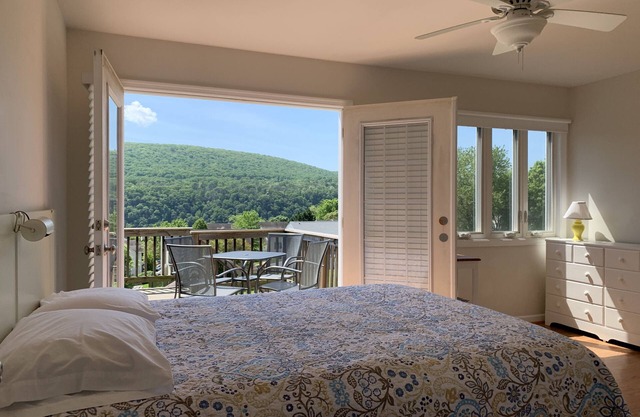Wonderful Mountain Views. Walk to Rivers, Parks, Restaurants and Shops.