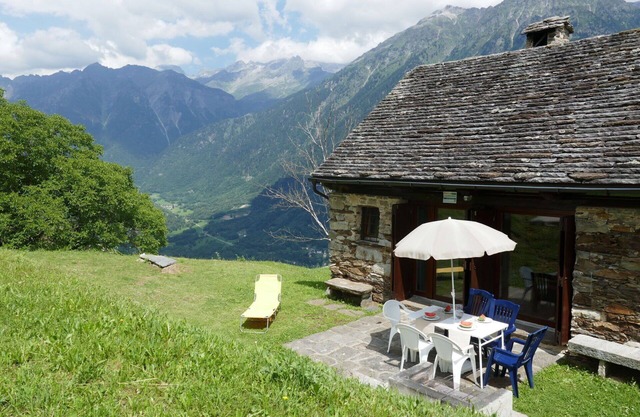 Wonderful private villa for 6 guests with WIFI, TV, patio and pets allowed