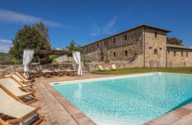 Wonderful private villa with WIFI, private pool, TV, patio and panoramic view, close to Siena
