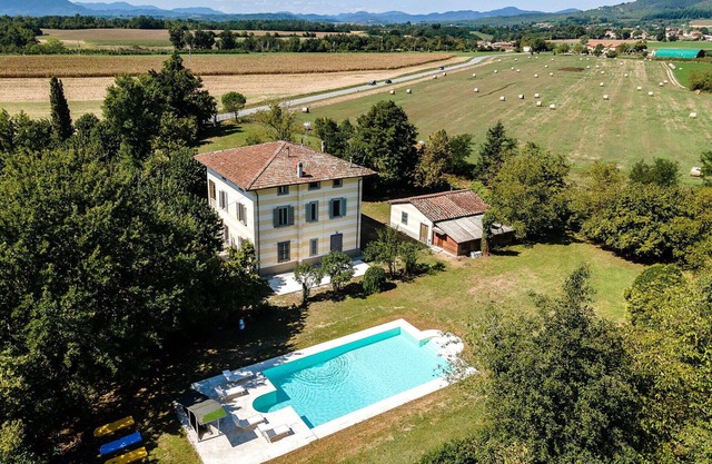 Wonderful private villa for 16 people with WIFI, private pool, TV, patio and pets allowed
