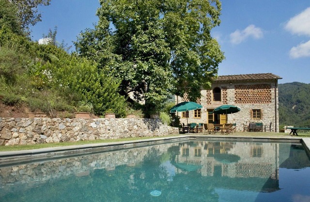 Wonderful private villa with WIFI, private pool, TV, patio and panoramic view, close to Lucca