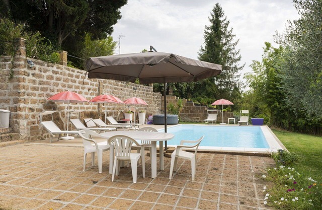 Wonderful private villa for 17 guests with WIFI, private pool, TV, patio and pets allowed