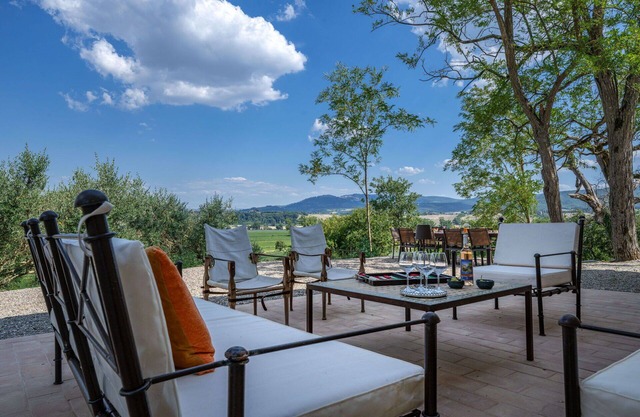 Wonderful private villa with WIFI, A/C, private pool, TV, patio, panoramic view, close to Montalcino