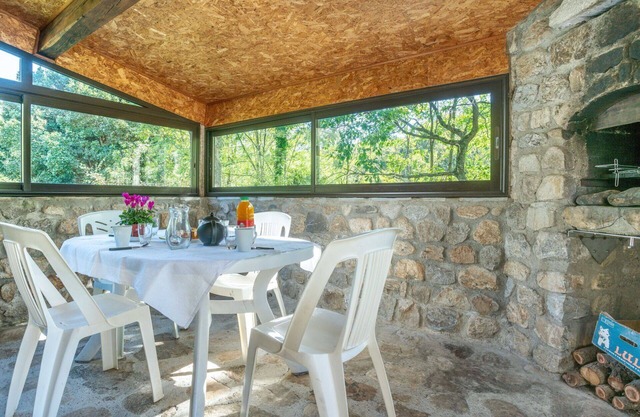 Wonderful private villa for 4 people with A/C, TV and pets allowed