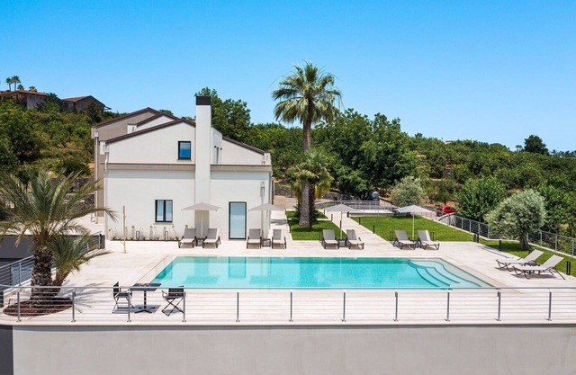 Wonderful private villa for 11 people with WIFI, private pool, A/C, TV, terrace and panoramic view