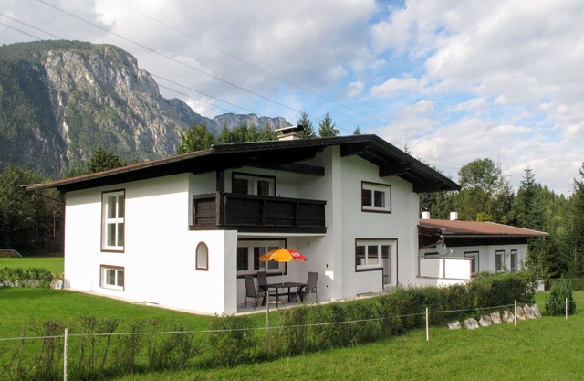 Wonderful private villa for 10 guests with TV, terrace and pets allowed
