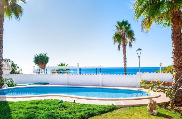 Wonderful private villa for 6 guests with private pool, hot tub, A/C, WIFI, TV and terrace