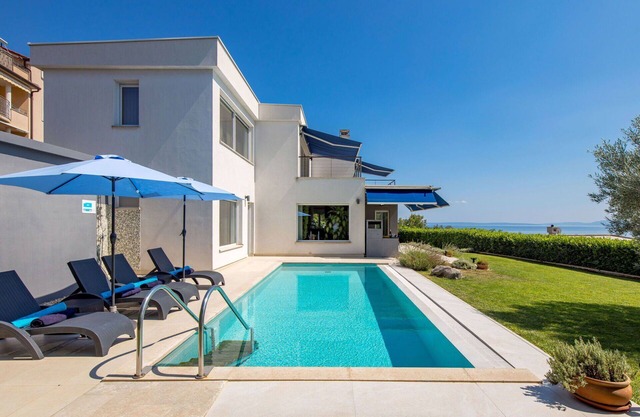 Wonderful private villa for 10 people with private pool, A/C, WIFI, TV and terrace