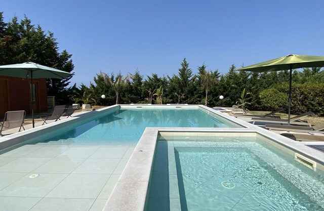 Wonderful private villa with WIFI, A/C, private pool, hot tub, TV, patio and pets allowed