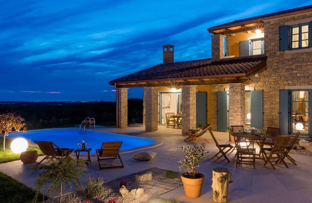 Wonderful private villa with A/C, private pool, WIFI, hot tub, TV, patio, pets allowed and parking