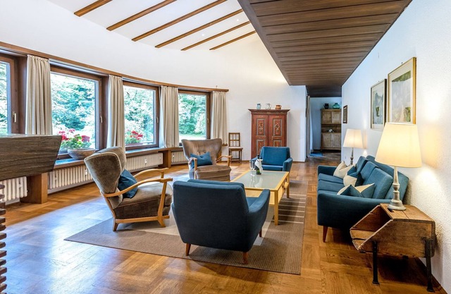 Wonderful property with spacious garden and mountain view