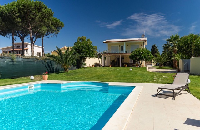 Wonderful villa with swimming pool by the sea