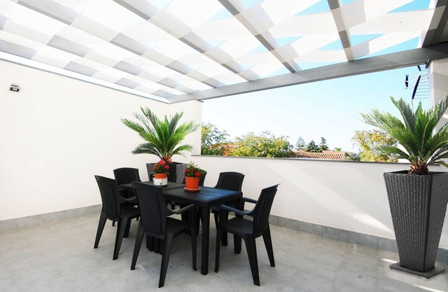 wonderful villa a few steps from the sea with terrace and garden, sleeps 6