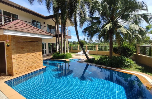 Wonderful Villa with Private Pool, Best Location! Walk to beach, restaurants etc