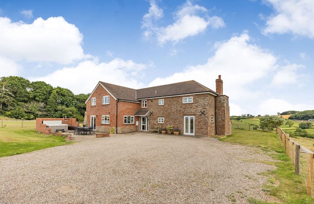 WOOD COTTAGE, pet friendly, with hot tub in Tenbury Wells