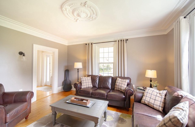 Woodbine Cottage with hot tub!