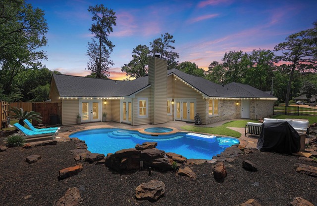 Woodbridge Bungalow - Near IAH 4BD 2BTH Spa