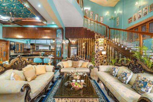 Wooden Whispers Traditional Luxe Spacez Villa