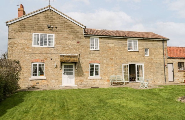 WOODLANDS COTTAGE, pet friendly, with open fire in Snainton