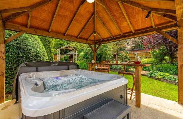 Woodside House | Stunning 7 bedroom property with a hot tub! - Norfolk Holiday Properties
