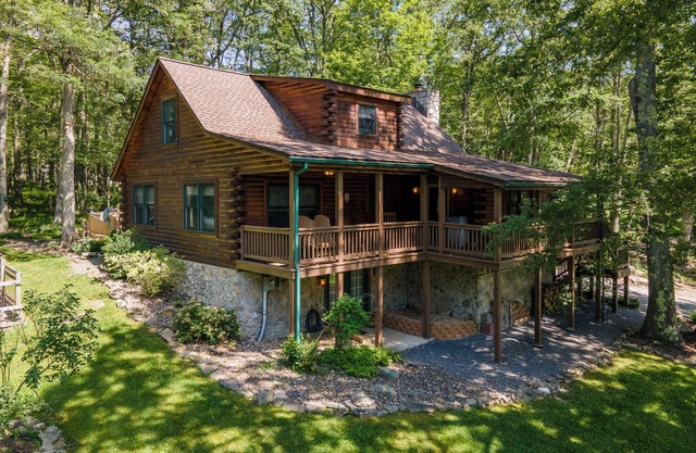 Woodsy Retreat w/Fireplace, Hot Tub & Fire Pit