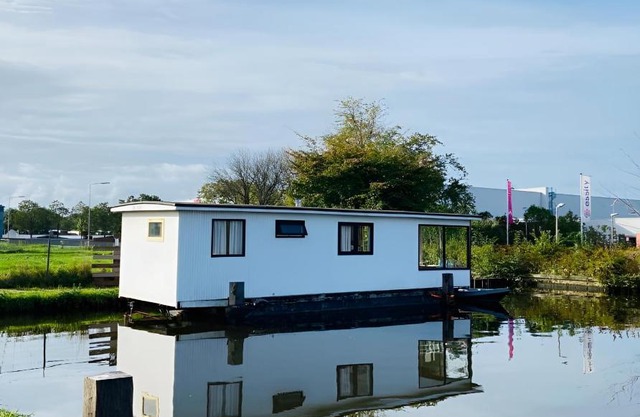Woonboot in Sumar gelegen tussen Leeuwarden en Drachten