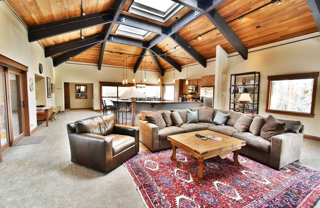 WOW Luxury Unit. Easy Drive to 6 Ski Areas. Garage, Elevator. Near Dining