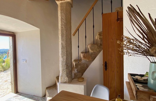 Wunderschöne Mühle und Ausblick im Hinterland der Algarve Küste .