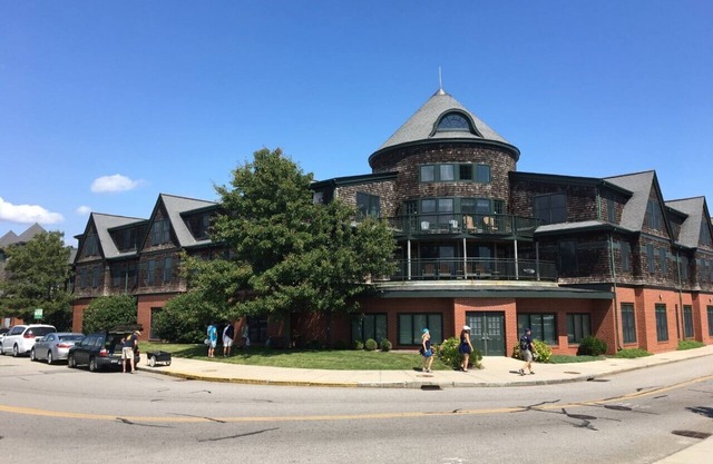 Wyndham Long Wharf resort, free WiFi, pool, across the street from the harbor!