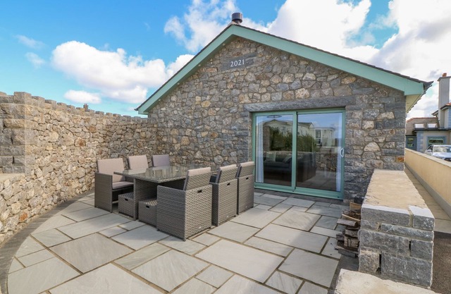 Y BWTHYN, pet friendly, with open fire in Amlwch