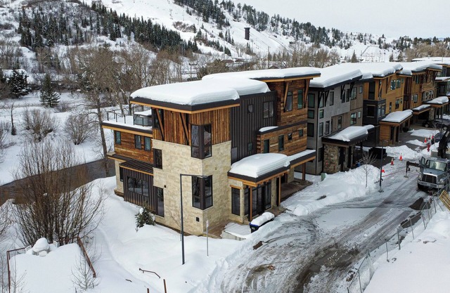 Yampa River House LUX 6-Bedroom w/1600+ Sqft Decks, Mtn View Hot Tub, Dwntwn