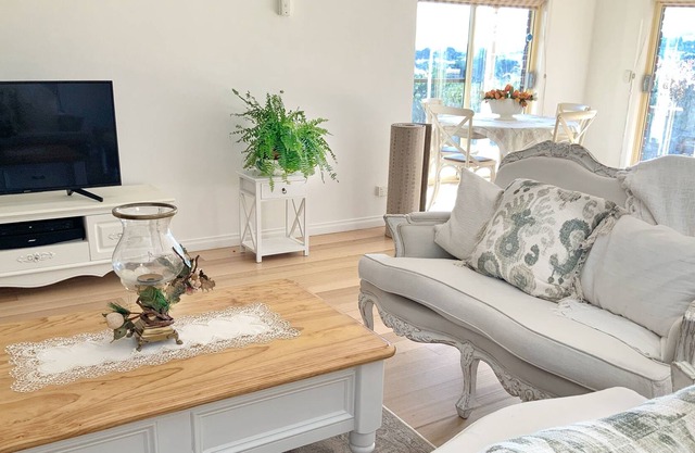 Yarra Residence, Berwick - Chic hillside guesthouse in a charming village