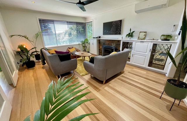 Yarra Valley Retro Styled Home nGreat Amenities & Comfortably sleeps 6 adults
