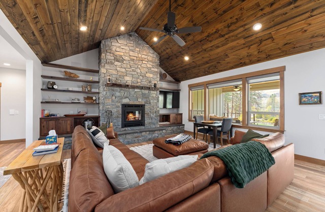 Year-Round AdventurenRiverfront 4-bedroom retreat with 2 king suites