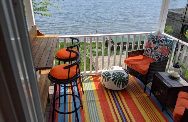 Year-round Newly Renovated Waterfront Cottage on Blue Bill Cove. Fall Specials!
