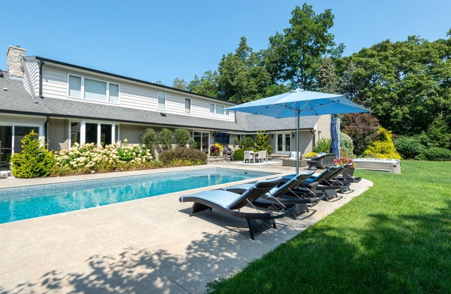 Year-Round Pool, Hot Tub, Fire Pit & Game Room North Shore Drive!