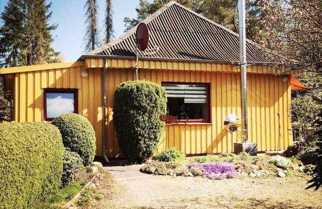 Yellow wooden house near Mardorf on the Steinhuder Meer