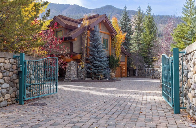 Yellowstone-Inspired Luxury: Warm Springs Mansion Retreat