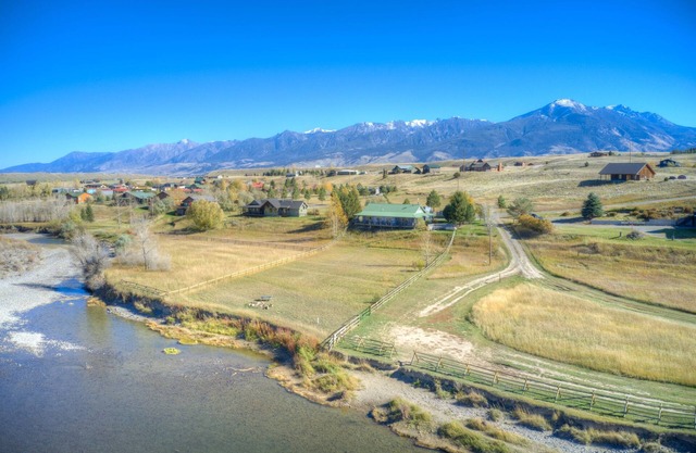 Yellowstone River House with guest house