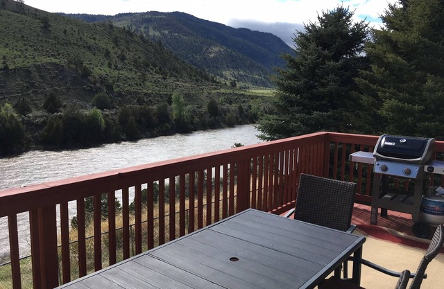 Yellowstone River View Condos, 10 min to Yellowstone Park on Historic Ranch