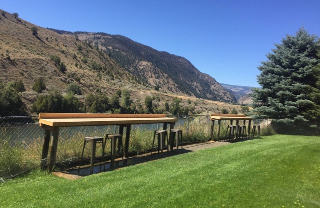 Yellowstone River View Condos, 10 min to Yellowstone Park on Historic Ranch