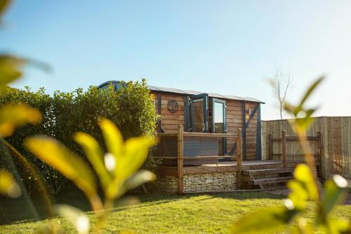 Yew Lodge - Shepherd's Hut Railway Carriage with "Hot Tub" - Sleeps 4 - Escape Completely!