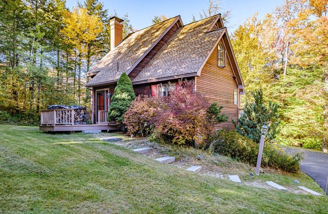Yogi's Hideaway - Cozy Ski Cabin With-in walking distance to Sunday River Ski Resort!