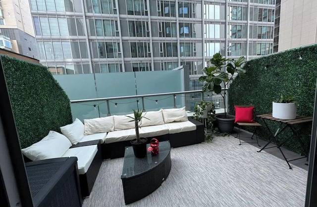 Yorkville Executive Suite 1BD 1BTH TERRACE w private outdoor dining + couch
