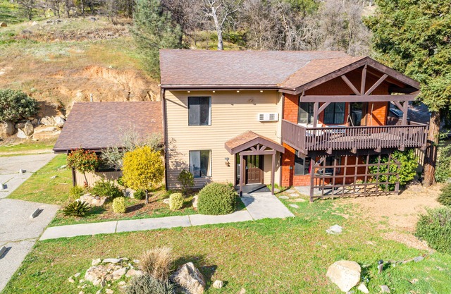 Yosemite Rustic Oasis Sleeps 30, Spacious, and Easy to Find